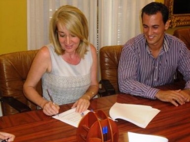 La regidora ha firmado el acuerdo con una entidad bancaria para que se proceda al abono de casi medio millar de facturas pendientes.