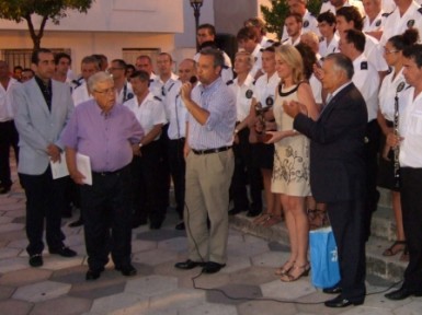 En el acto, que reunió a más de medio millar de personas, la regidora recibió la obra original de manos de su compositor