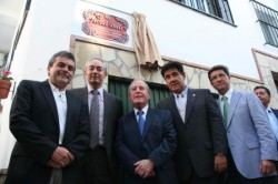 El concejal de Turismo, Adolfo Fernández, y el edil Jesús Fortes, asistieron al acto en el que se bautizó una calle con el nombre del Hotel Bali de Benalmádena