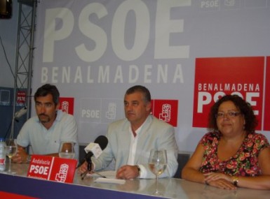 Carnero ha presentado a Encarnación González como nueva portavoz del grupo municipa,l y a Victor Navas como nuevo edil del PSOE en el pleno tras la marcha de Juan José Jiménez.