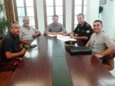 El concejal de Transporte, Rafael Obrero, adquiere este compromiso en una reunión mantenida con representantes de Radiotaxi y con el jefe de la Policía Local. 