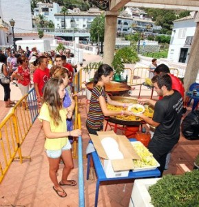 La primera edil ha asistido a primera hora a la chocolatada de la Plaza de España para compartir con sus vecinos uno de los eventos más tradicionales de la Feria.