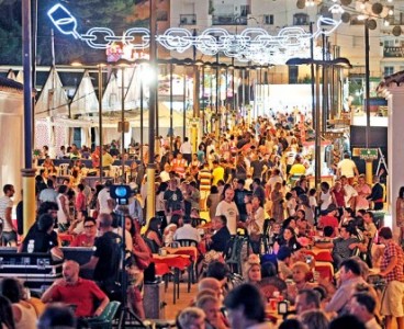 La avenida Juan Luis Peralta acogerá el 2º Rally sobre Cuatro Ruedas que dará comienzo a las 10:30 horas y que contará con la participación de vehículos y participantes disfrazados.