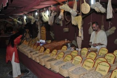 El zoco engalanará la Calle Real y las plazas de España y Andalucía con telas y adornos típicos del medievo.