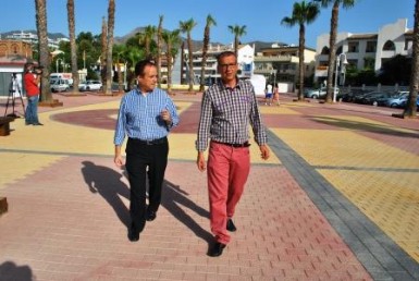 Los trabajos ejecutados incluyen la renovación de la solería, la instalación de nuevo mobiliario urbano o el acondicionamiento de una zona infantil y de esparcimiento.
