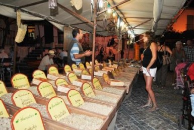 La alcaldesa visitó el mercado instalado en Benalmádena Pueblo durante el fin de semana.