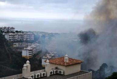 Imagen del incendio en la urbanización Calahonda de Mijas.