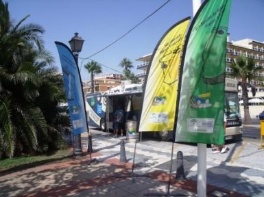 Los participantes en el Paseo por la Salud visitan el vehículo de la campaña itinerante.