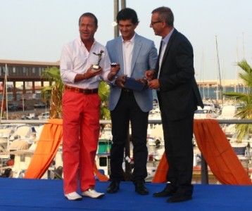 Los ediles entregaron al presidente del Comité Organizador y vicepresidente primero del Gobierno local, Miguel Marín, una placa conmemorativa de la colaboración entre ambas localidades en el desarrollo de la Semana Náutica