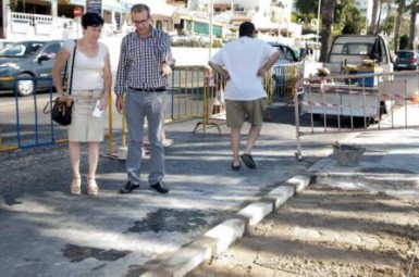 Se está procediendo al acondicionamiento de la calzada y a la eliminación de dos pasos de peatones, dada la peligrosidad que suponía para los viandantes cruzar por esta zona