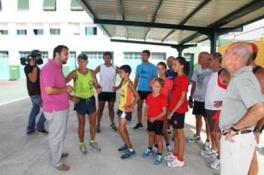 El Ayuntamiento instala una cubierta en un área de 90 metros cuadrados ubicada en el lateral de la pista de atletismo, una medida pionera e innovadora demandada por los usuarios.