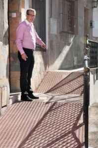 . Los operarios han acometido además la reparación y pintado de una valla metálica que se encontraba en mal estado