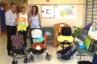 Los alumnos y padres del centro educativo de Benalmádena donan juguetes, mantas, enseres de cocina y ropa de bebé para entregarlos a aquellos que lo han perdido todo en la tragedia.