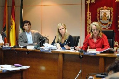 La corporación municipal acuerda la moción para frenar la decisión del Gobierno autonómico de despedir a los agentes locales de promoción de empleo.
