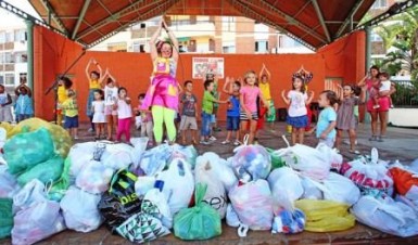 La alcaldesa de Benalmádena agradeció la respuesta de los vecinos a la convocatoria especial dentro de la campaña para recuadar fondos que ayuden a mejorar la calidad de vida de la menor.