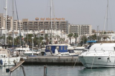 El acuerdo supondrá el desembarco en el Puerto Deportivo de Benalmádena de aquellos turistas que disfruten de las excursiones en catamarán ofertadas por una entidad privada y que tendrán su origen en el Muelle 1 de la capital malagueña.