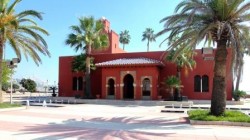 La concejala de Cultura, Yolanda Peña, visita la muestra de Sofía Moro organizada por el Ayuntamiento de Benalmádema en colaboración con Amnistía Internacional.