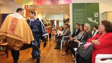 Más de medio centenar de benalmadenses participaron en la celebración, que contó con la representación de un fragmento de la obra 'Don Juan Tenorio', a cargo de la compañía Teatro Estable de Benalmádena.