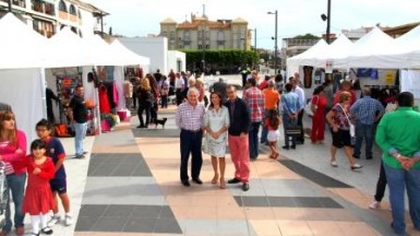 La alcaldesa visitó las jaimas comerciales ubicadas en la plaza Pepa Guerra, en Pueblosol, y asistió a la I Pasarela de Benalmádena.