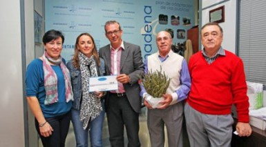 Los fondos, recaudados en un sorteo, servirán para cubrir parte de los gastos de la intervención a la que Alejandro Duarte se someterá próximamente en Barcelona.