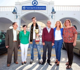 En el acto de recepción, el edil ha estado acompañado por la concejala de Festejos, Concepción Tejada, y por la presidenta de la Asociación Protectora de Animales y Plantas de Benalmádena (APROBE), Pilar Oliva. 