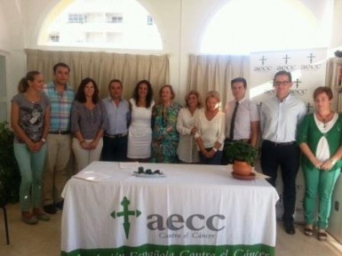 La concejala de Educación, Yolanda Peña, ha recibido los diplomas de agradecimiento del colectivo para los colegios 'Maravillas' y 'Jacaranda', y los institutos 'Benalmádena' y 'Arroyo de la Miel'.