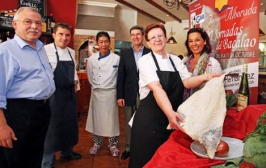 Los concejales de Comercio y Turismo, Ana Macías y Adolfo Fernández, respectivamente, han aplaudido esta nueva iniciativa del empresario local, Juan Díaz.