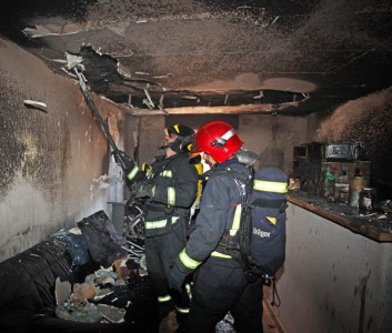 A causa del fuego, una mujer tuvo que ser desalojada del inmueble, que ha quedado gravemente afectado.