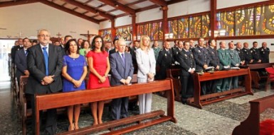 Tras la misa celebrada en la Iglesia Inmaculada Concepción, en Arroyo de la Miel, la casa de la Cultura ha acogido el acto de imposición de condecoraciones. 