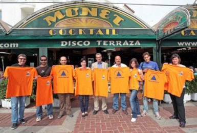 El Ayuntamiento recibe un centenar de camisetas para los voluntarios del cuerpo.