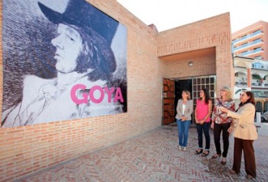 La regidora presenta la muestra de grabados del genial artista maño que se inaugurará mañana en la Centro de Exposiciones.