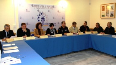 El encuentro ha contado con la participación de la edil de Educación y de los máximos responsables de la Policía Local, Bomberos, Protección Civil, Emergencias y Servicios Operativos.