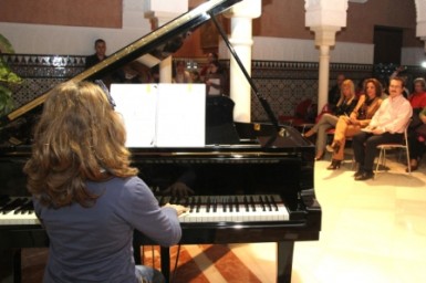 La concejala de Educación, Yolanda Peña, asiste al concierto del alumnado en el Castillo del Bil-Bil
