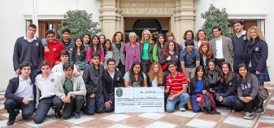 Los escolares le presentan a la regidora el proyecto ‘Hi!’ (Help India) para la escolarización de niños en la India.