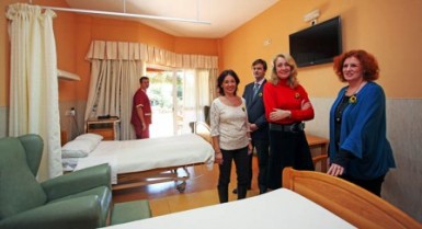 La regidora visita las instalaciones de la ONG y conoce de primera mano el trabajo diario que realiza en beneficio de las personas enfermas de cáncer y de sus familiares.
