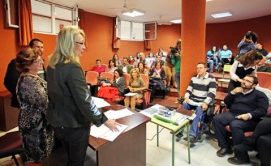 La alcaldesa de Benalmádena, Paloma García Gálvez, clausura la jornada centrada en difundir esta tipología empresarial para fomentar su creación en la Costa del Sol. 