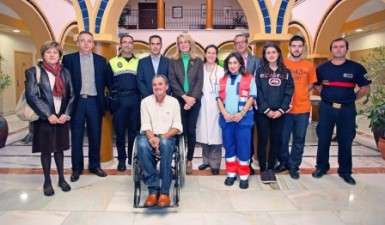 La regidora ha estado acompañada por el delegado provincial de Salud y Bienestar Social de la Junta, Daniel Pérez.