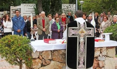 La alcaldesa de Benalmádena preside las misas celebradas tanto en los camposantos del Pueblo como en el de Arroyo de la Miel. 
