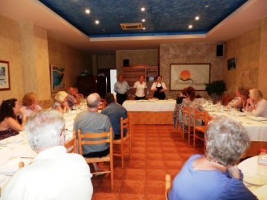 El taller se celebró en el Restaurante Alborada, en el que los asistentes aprendieron las recetas de platos tan típicos de la dieta mediterránea como la sopa de puchero de garbanzos o el bacalao confitado.