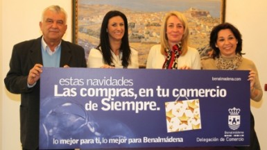 La alcaldesa, Paloma García Gálvez, ha animado a los vecinos y visitantes a apostar por la gran oferta comercial de Benalmádena durante la Navidad. 