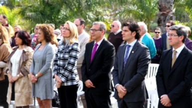 Centenares de benalmadenses arroparon el solemne acto, que tuvo lugar en el Parque de la Paloma. 