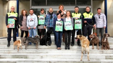 Se editarán un millar de ejemplares de los almanaques, en el que los agentes se han fotografiado acompañados de una mascota