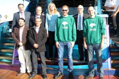 La alcaldesa, Paloma García Gálvez, y el presidente del club, Eduardo García, suscriben el convenio de colaboración entre el Puerto Deportivo de Benalmádena y la entidad deportiva.