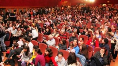 La regidora, Paloma García Gálvez, asistió al Festival de Navidad celebrado en la Casa de la Cultura.