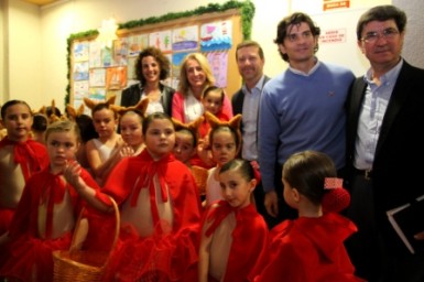 La alcaldesa de Benalmádena, Paloma García Gálvez, asistió al evento y felicitó a los jóvenes alumnos por la actuación.
