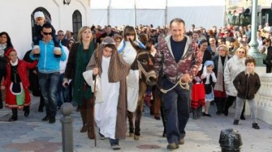 La alcaldesa, Paloma García Gálvez, y el concejal de Bienestar Social, Francisco Salido, asisten al evento en el que se conmemora el pasaje del Nuevo Testamento.