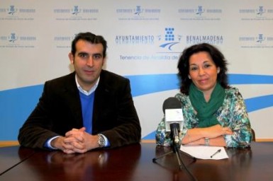 El Consistorio firma un convenio que permitirá a vecinos y visitantes estacionar una hora gratis en Arroyo de la Miel para realizar sus compras. 