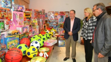 La alcaldesa de Benalmádena, Paloma García Gálvez, renuncia a su asignación económica en Innoben y Provise para que se destine a la compra de juguetes para los más pequeños.