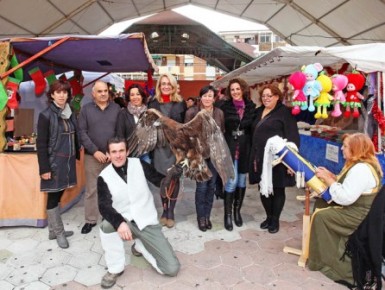 La alcaldesa ha animado a todos los vecinos y visitantes a disfrutar del bazar, que estará instalado toda la semana y acogerá más de una treintena de puestos navideños. 