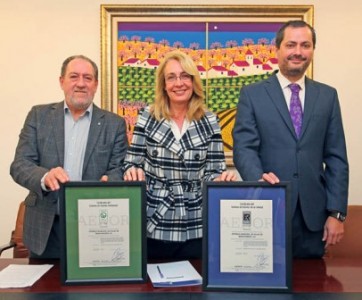 La alcaldesa felicita a los responsables y trabajadores de Emabesa por la acreditación que otorga la Asociación Española de Normalización y Certificación. 